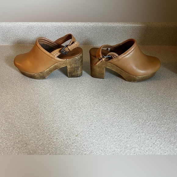 Universal Thread, Tan Leather Slingback Clogs - Picture 4 of 4